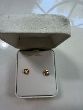14KT Gold Women's Stud Earrings with Cubic Zirconia Stones - Classic Gold